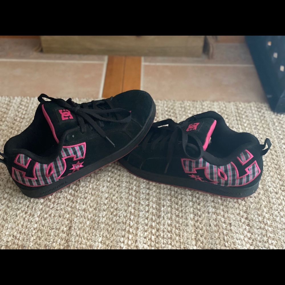 DC tennis shoes